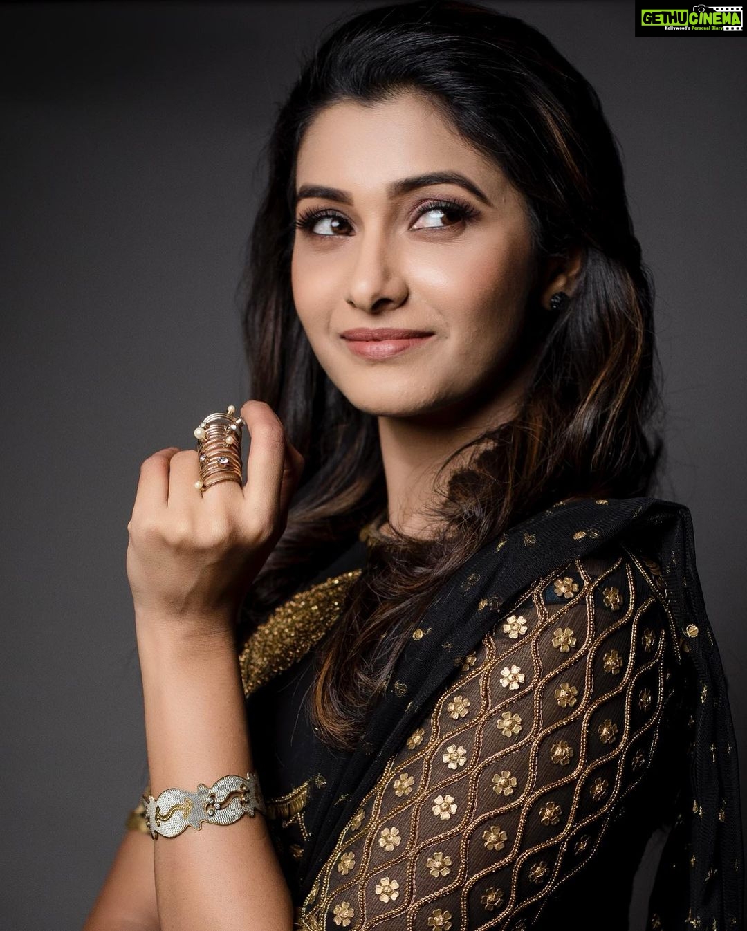Priya Bhavani Shankar Instagram - @ashwin.thiyagarajan + black + last minute = love 🖤 take my love Aasshhh❤️ @kiransaphotography thank you for that swift 2 min shoot 🤗