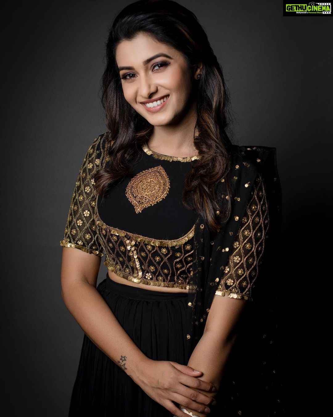Priya Bhavani Shankar Instagram - @ashwin.thiyagarajan + black + last minute = love 🖤 take my love Aasshhh❤️ @kiransaphotography thank you for that swift 2 min shoot 🤗