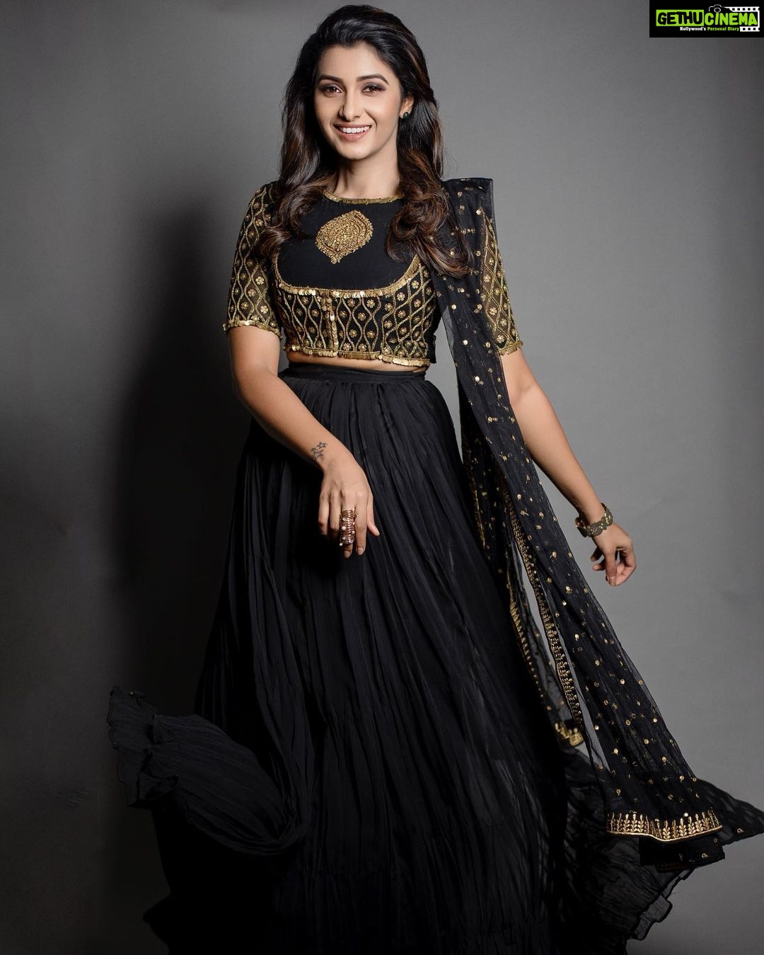Priya Bhavani Shankar Instagram - @ashwin.thiyagarajan + black + last minute = love 🖤 take my love Aasshhh❤️ @kiransaphotography thank you for that swift 2 min shoot 🤗