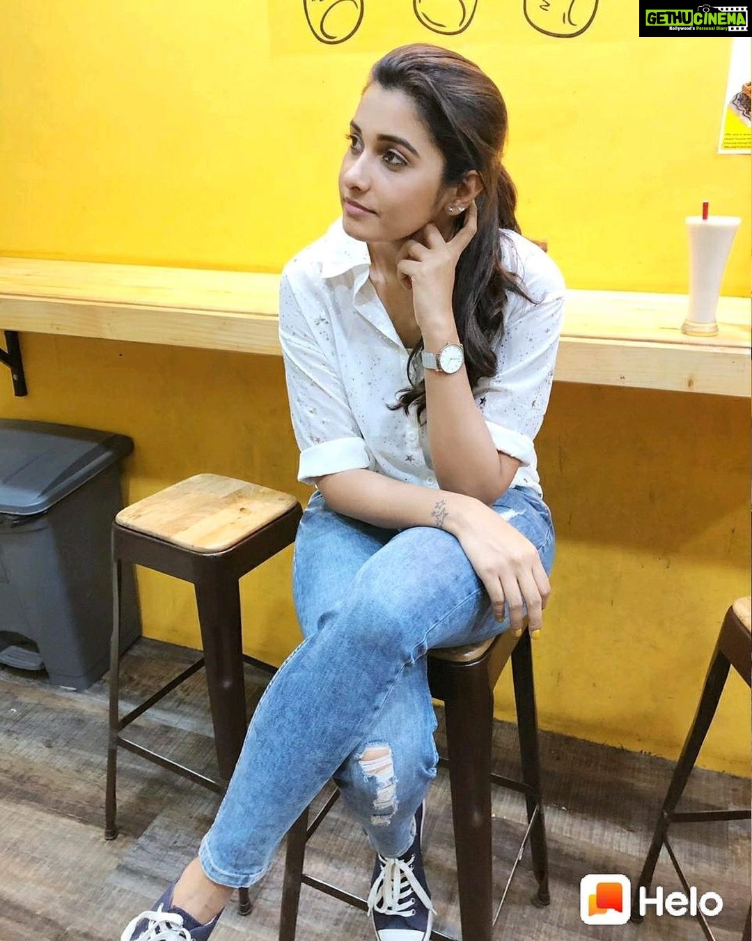 Priya Bhavani Shankar Instagram - When Helo app is actually consuming most of my pictures on a daily basis😂 http://m.helo-app.com/s/bNUbsjf 🤷🏻♀️ hope this Monday was a minimal ‘ok’ start to all of us. Have a great week 🤗