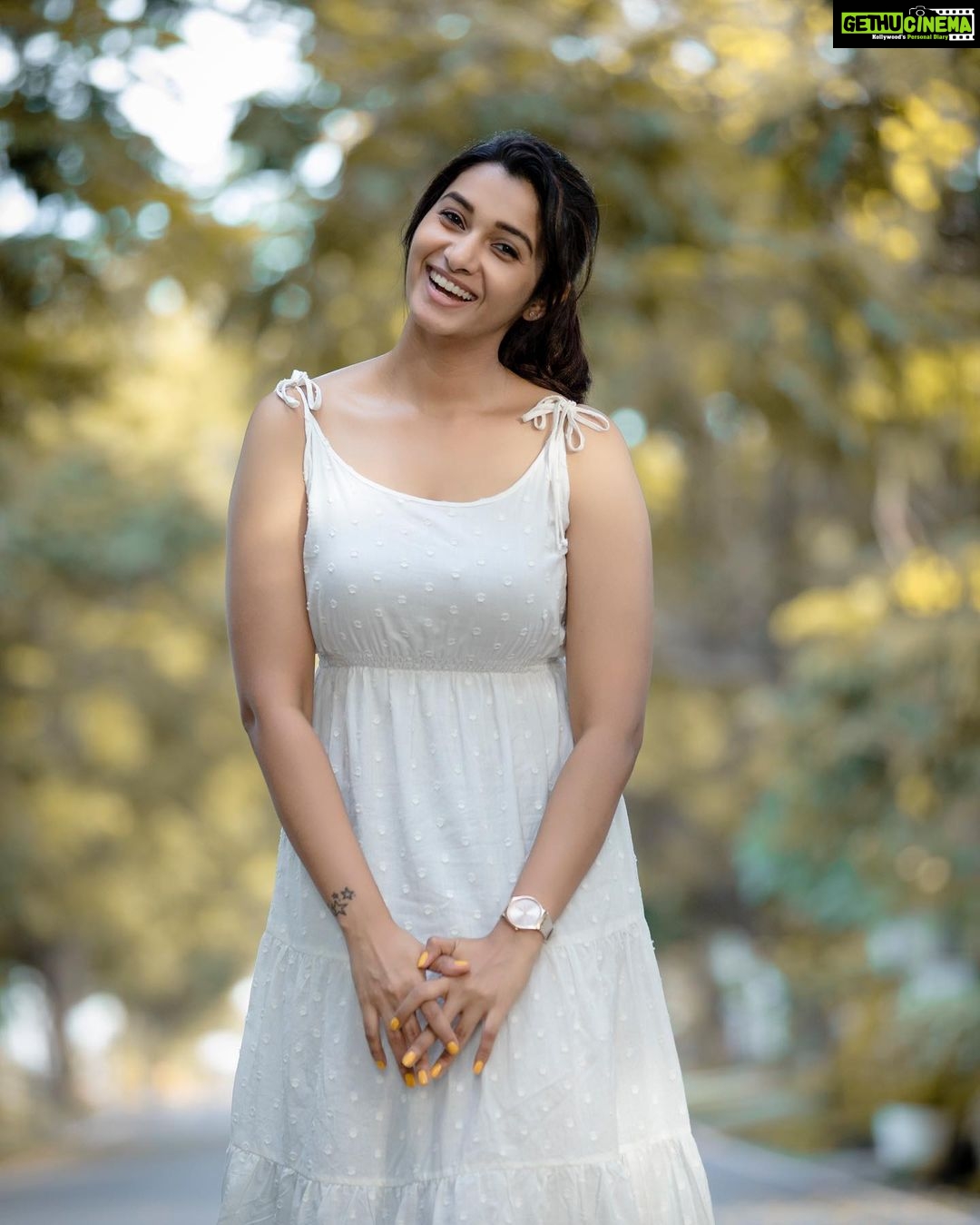 Priya Bhavani Shankar Instagram - ‘Wake up early go to beach come back home sleep rest of the day’ kind of day😇 ofcourse @kiransaphotography clicks such happy pictures meanwhile 😀