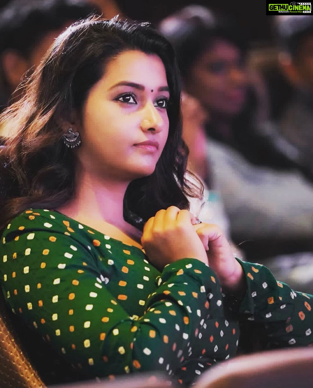 Priya Bhavani Shankar Instagram - How you get ready on a Sunday morning and try to keep it calm π wear @tamarachennai and earrings from @pradejewels π€ PC donβt know but thanks π