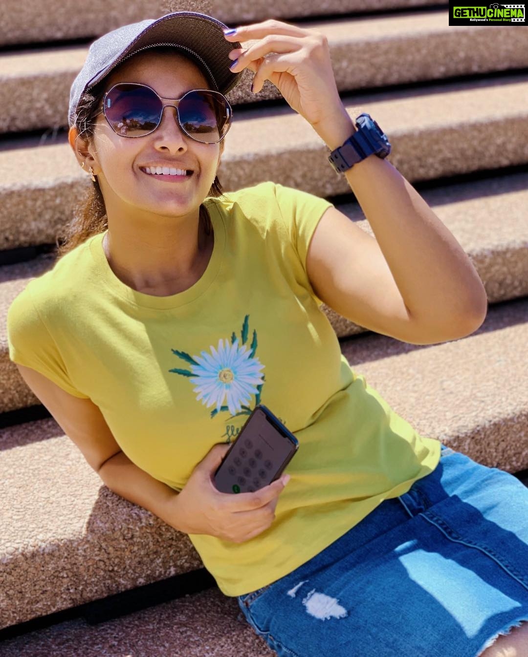 Priya Bhavani Shankar Instagram - Get your bronze right and straight 🌞☀️