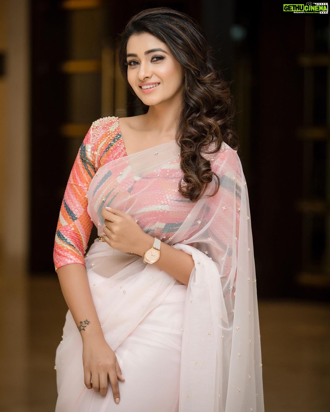 Priya Bhavani Shankar Instagram - Wearing this Pleasant saree from @suresh.menon for Edison awards😊 happy birthday dear boy. Wish you all good. HMU @arupre_makeup_artist and @kiransaphotography thanks for the pics 🤗
