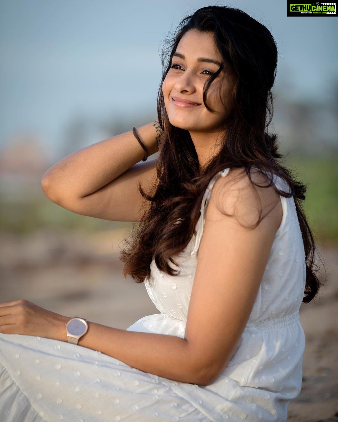 Priya Bhavani Shankar Instagram - ‘Wake up early go to beach come back home sleep rest of the day’ kind of day😇 ofcourse @kiransaphotography clicks such happy pictures meanwhile 😀