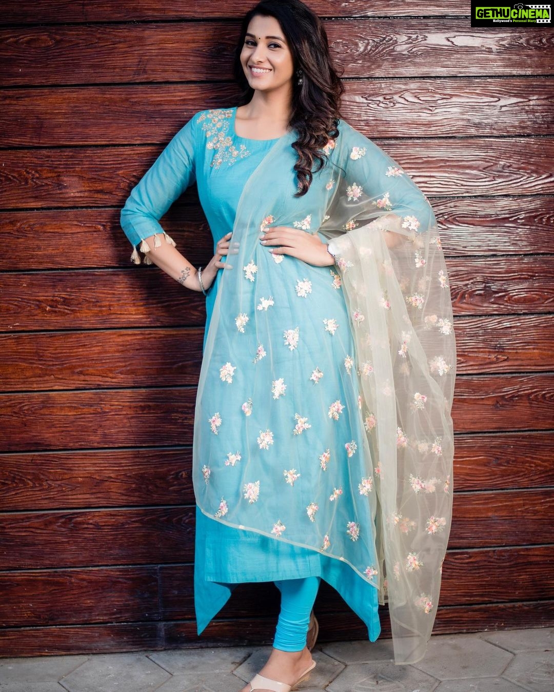Priya Bhavani Shankar Instagram - Thank you @nandhitharamesh @merasalofficial for this lovely color you added 😊 and @kiransaphotography for the pics 😊 location @hamsa_chennai