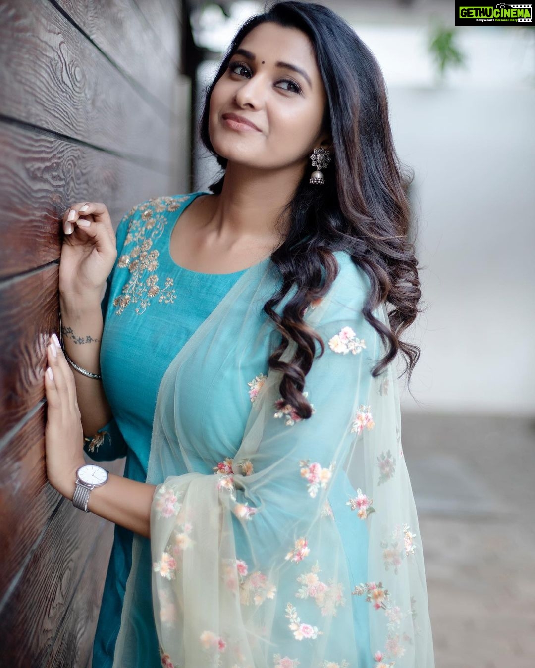 Priya Bhavani Shankar Instagram - Thank you @nandhitharamesh @merasalofficial for this lovely color you added 😊 and @kiransaphotography for the pics 😊 location @hamsa_chennai