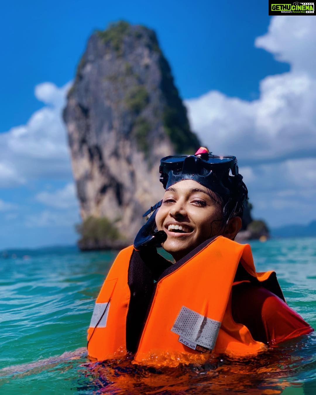 Priya Bhavani Shankar Instagram - You give me reasons to smile and a positive world to remember! Our memories of the ocean will linger on forever long after our footprints in the sand are gone ❤ #snorkeling #notAseaperson #doingWhatIdont