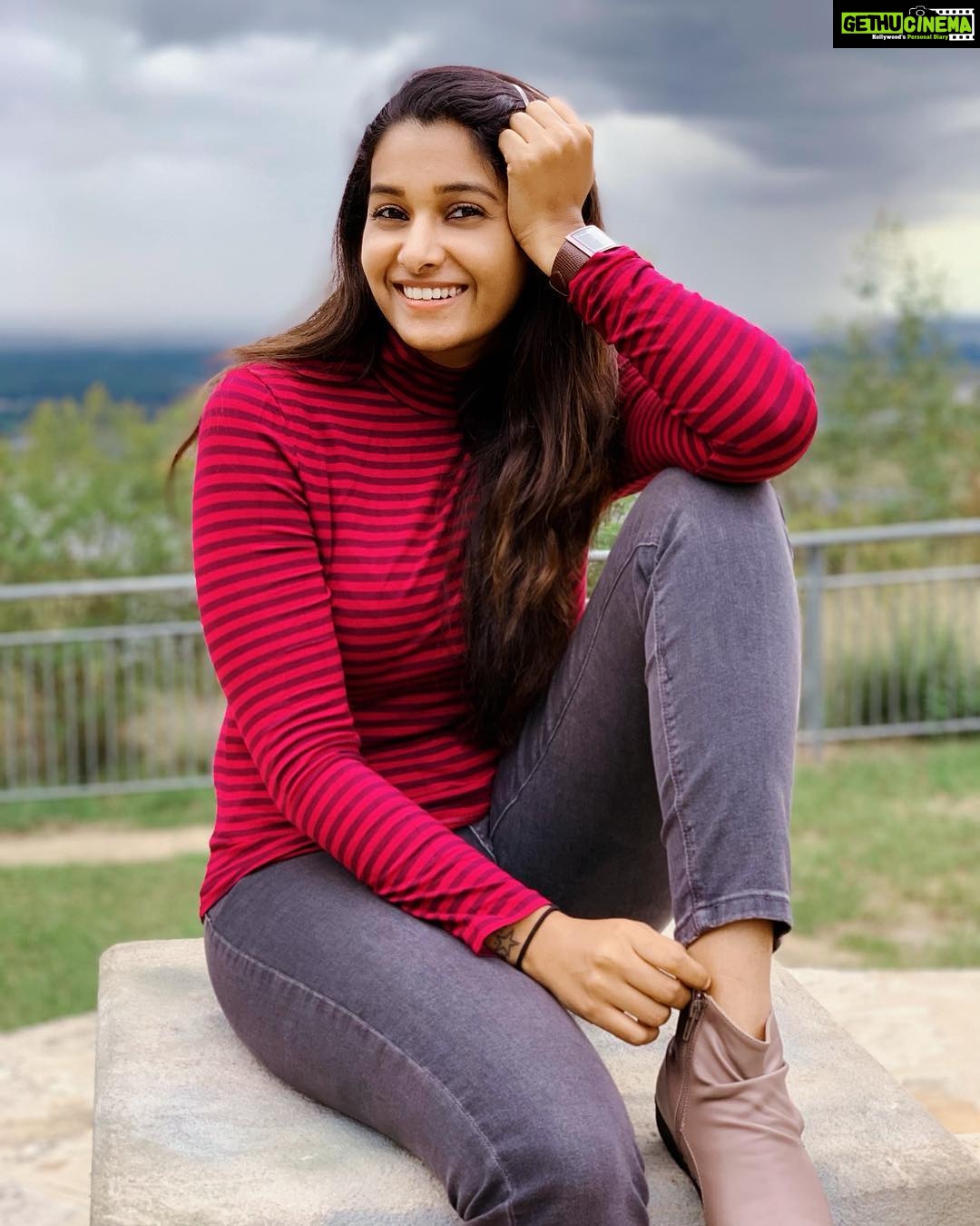 Priya Bhavani Shankar Instagram - You are seeing a happy-go-lucky ray of freaking sunshine 🌞 🤗