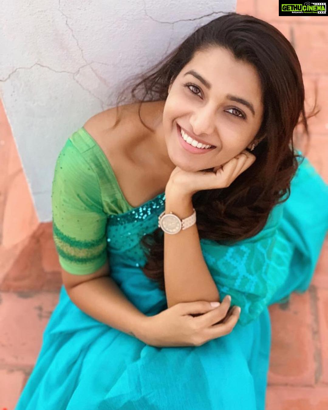 Priya Bhavani Shankar Instagram - Mid week crisis 🤷🏻♀️ be there for you 😊 this saree from @mabia_mb made with love has been waiting for a long time already 😀
