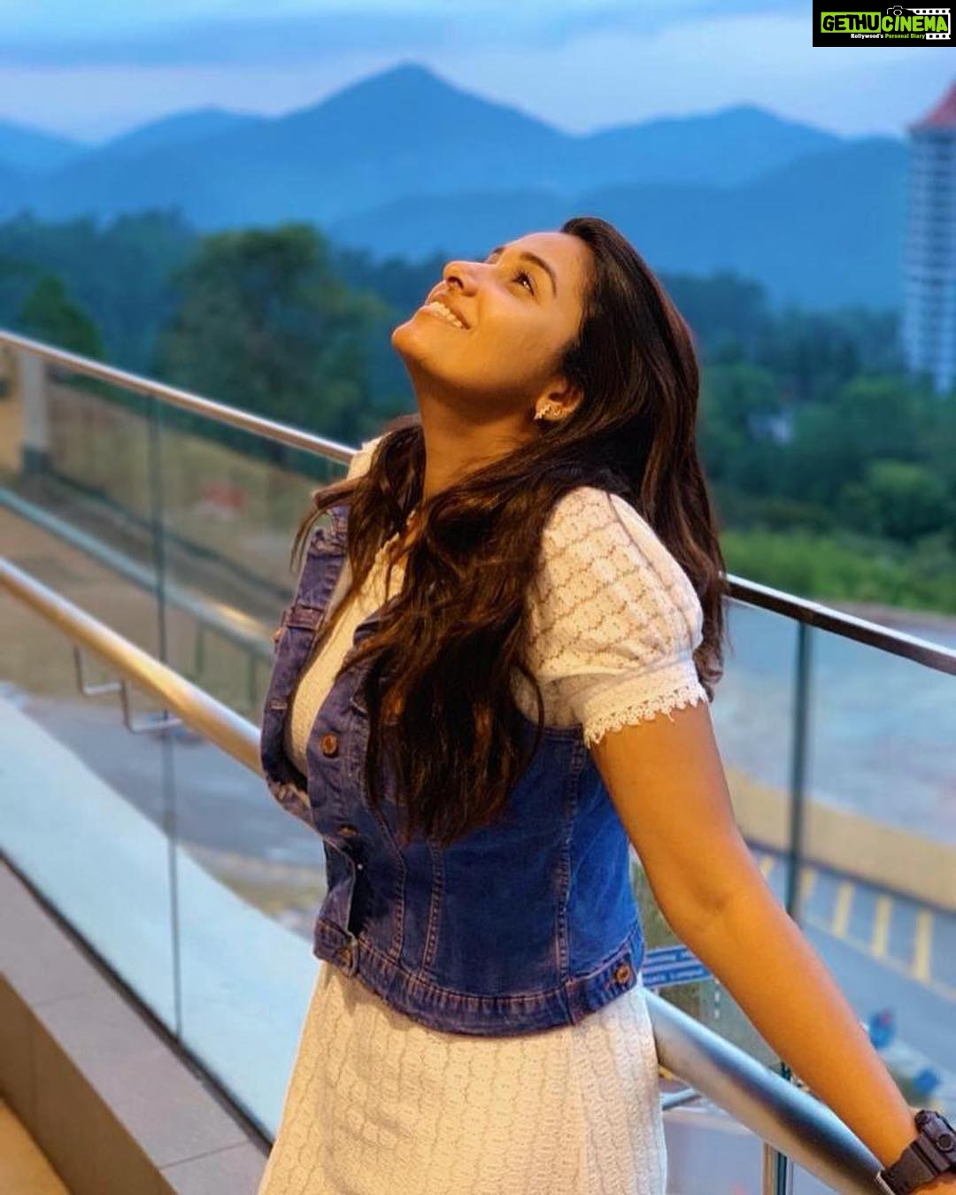 Priya Bhavani Shankar Instagram - Up for a long evening 🤗#posingonrequest😛 #ASpecialEvening