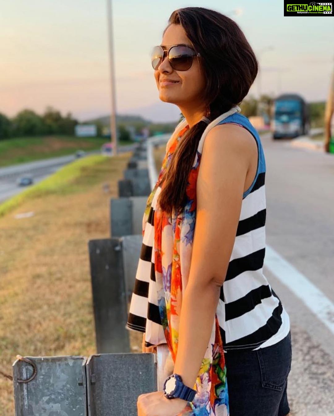 Priya Bhavani Shankar Instagram - Some hot days arenβt that draining! ππ never decode! Just let go in style π€ #sunnyday #tanIsOK #foodforsoul #love