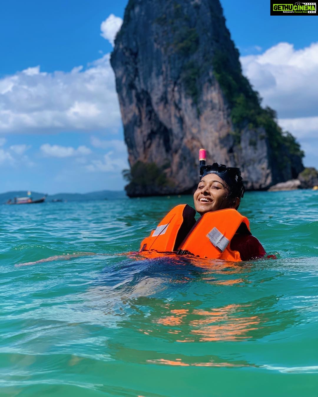 Priya Bhavani Shankar Instagram - You give me reasons to smile and a positive world to remember! Our memories of the ocean will linger on forever long after our footprints in the sand are gone ❤ #snorkeling #notAseaperson #doingWhatIdont