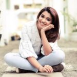 Priya Bhavani Shankar Instagram - 😊 Stylist / Makeup and Hair : @ratikhavenugopal Wearing : Flute sleeves linen top with destressed jeans. designed by : @flauntbyratikha Photography: @cosmosstudio.official Location : @thelittlewhitekitchen