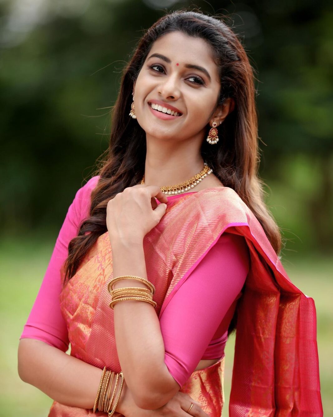 Priya Bhavani Shankar Instagram - அம்மாவுடைய fav matrimonial pose-டன் அனைவருக்கும் தீபாவளி வாழ்த்துகள் 🤗 This pure gold Arni pattu from @shadhan_creations is handwoven by the weavers from Arni and they sent across this handwoven beauty with so much love and light for this festival 😊 thanks guys❤️