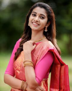 Priya Bhavani Shankar Instagram - அம்மாவுடைய fav matrimonial pose-டன் அனைவருக்கும் தீபாவளி வாழ்த்துகள் 🤗 This pure gold Arni pattu from @shadhan_creations is handwoven by the weavers from Arni and they sent across this handwoven beauty with so much love and light for this festival 😊 thanks guys❤️
