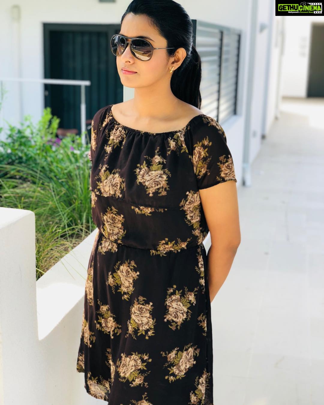 Priya Bhavani Shankar Instagram - Happpppy Sunday 🤗 #daybeginsatnoon #nothingtodotoday
