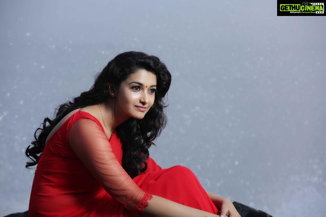 Priya Bhavani Shankar Instagram - @thshooter photography 😊 #nofilter #noeditphoto because the guy was lazy to edit! 😏 @senthamaraigokulakrishnan’s designing 🙂