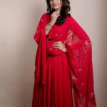 Priya Bhavani Shankar Instagram - It’s Friday baby 💃🏻 Outfit and juttis : @shilpsutra Jewellery: @neetaboochrajewellery Styled by: @nikhitaniranjan HMU: @viji_sharath Photography: @kiransaphotography