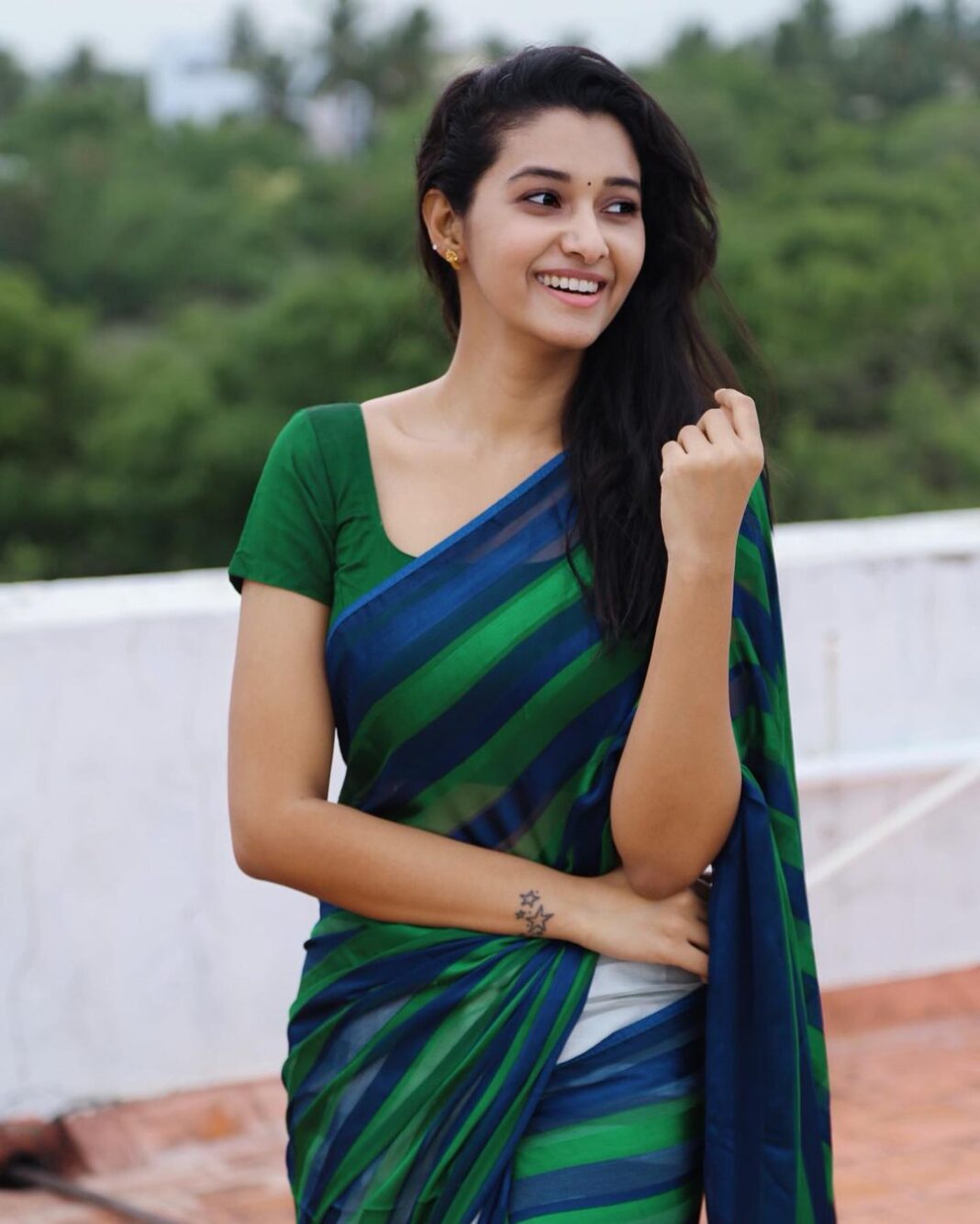 Priya Bhavani Shankar Instagram - மாசம் ஒரு trip போனவர்களை மொட்டை மாடி photoshoot பண்ண வைப்பது தான் காலச்சக்கரம்🙇🏻♀️ #NoComplaintsThough 😎 Priya Bhavani Shankar Instagram - மாசம் ஒரு trip போனவர்களை மொட்டை மாடி photoshoot பண்ண வைப்பது தான் காலச்சக்கரம்🙇🏻♀️ #NoComplaintsThough 😎