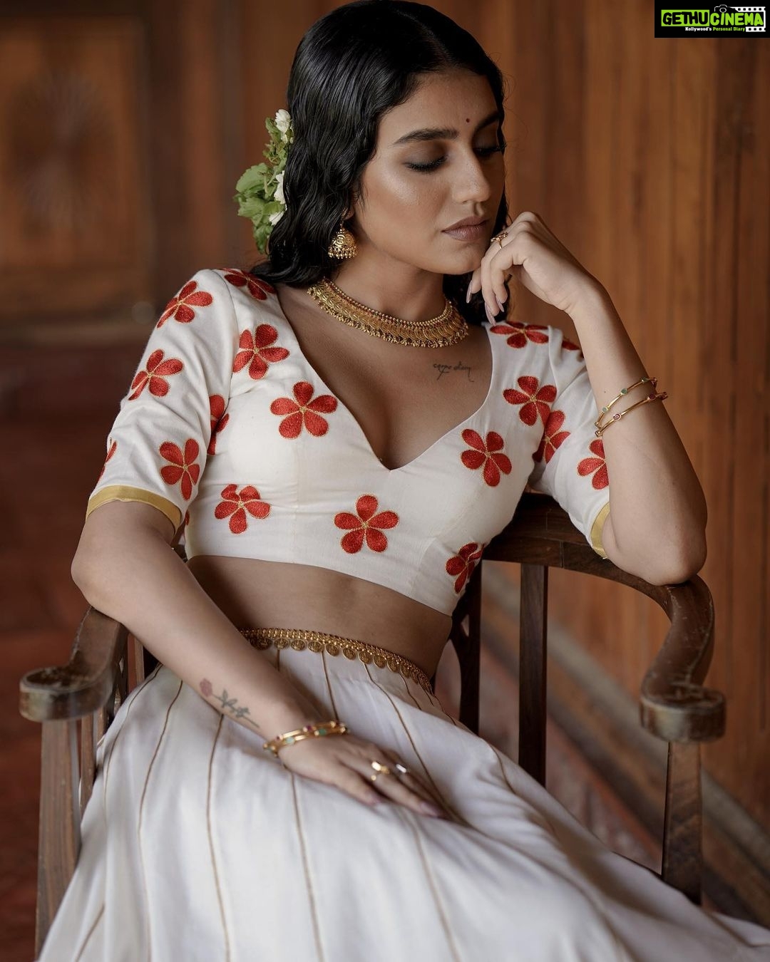 Priya Varrier Instagram - 🌺 Stylist : @asaniya_nazrin Photography : @jeesjohnphotography MUAH : @samson_lei Outfit : @poornimaindrajith Jewellery : @francisalukkas Location : @kondai_lip_resort Costume assistant : @ashwathy_sethunath