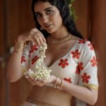 Priya Varrier Instagram - ഓണാശംസകൾ🌼 Stylist : @asaniya_nazrin Photography : @jeesjohnphotography MUAH : @samson_lei Outfit : @poornimaindrajith Jewellery : @francisalukkas Location : @kondai_lip_resort Costume assistant : @ashwathy_sethunath