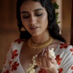 Priya Varrier Instagram - ഓണാശംസകൾ🌼 Stylist : @asaniya_nazrin Photography : @jeesjohnphotography MUAH : @samson_lei Outfit : @poornimaindrajith Jewellery : @francisalukkas Location : @kondai_lip_resort Costume assistant : @ashwathy_sethunath