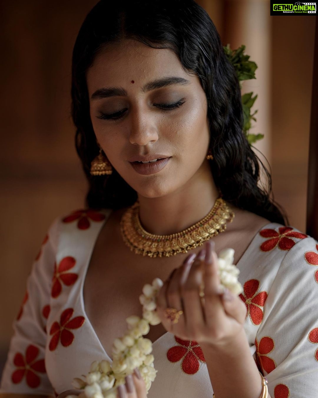 Priya Varrier Instagram - ഓണാശംസകൾ🌼 Stylist : @asaniya_nazrin Photography : @jeesjohnphotography MUAH : @samson_lei Outfit : @poornimaindrajith Jewellery : @francisalukkas Location : @kondai_lip_resort Costume assistant : @ashwathy_sethunath