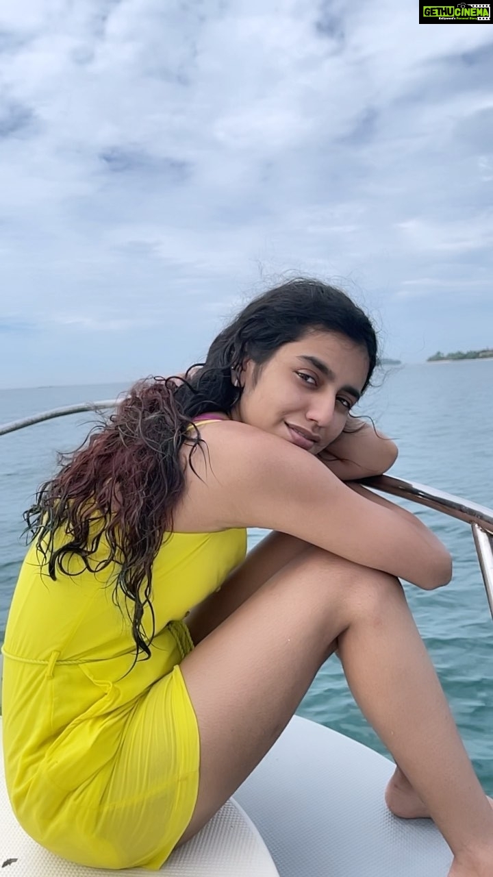 Priya Varrier Instagram - Falling out of love with you To fall in love with myself🌊 #reels #reelitfeelit #reelsinstagram #reelkarofeelkaro #srilanka #tourism #tour #explore #explorepage #sea