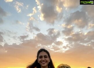 Priya Varrier Instagram - First sunset of 2022🌅 #reels #reelitfeelit #reelsinstagram #reelkarofeelkaro #trending #trendingreels #sunset #traveling #explore #explorepage #srilanka #tour #tourism Galle Fort