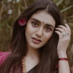 Priya Varrier Instagram - 🌺 Stylist : @asaniya_nazrin Makeup And Hair : @unnips Video : @_harikumar._ Shoot Coordination : @asaniya_nazrin Jewellery : @francisalukkas Saree : @mloft_by_joeljacobmathew