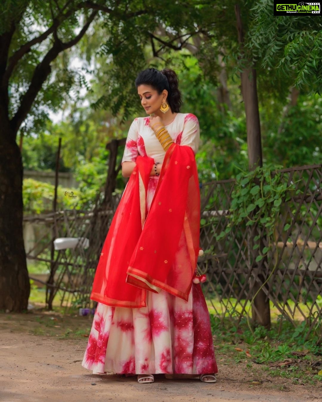 Priyamani Instagram - Be strong but not rude Be kind but not weak Be humble not timid Be proud but not arrogant Outfit : @rivaajclothing Managed by : @viralmantra Earrings: @kultureposh Styling: @mehekshetty ❤️❤️❤️ Pictures : @v_capturesphotography Makeup: @pradeep_makeup Hairstylist: @shobhahawale Personal assistant: @kakarla.p #etv #dheekingsvsqueens #loveyourself #lovemyjob