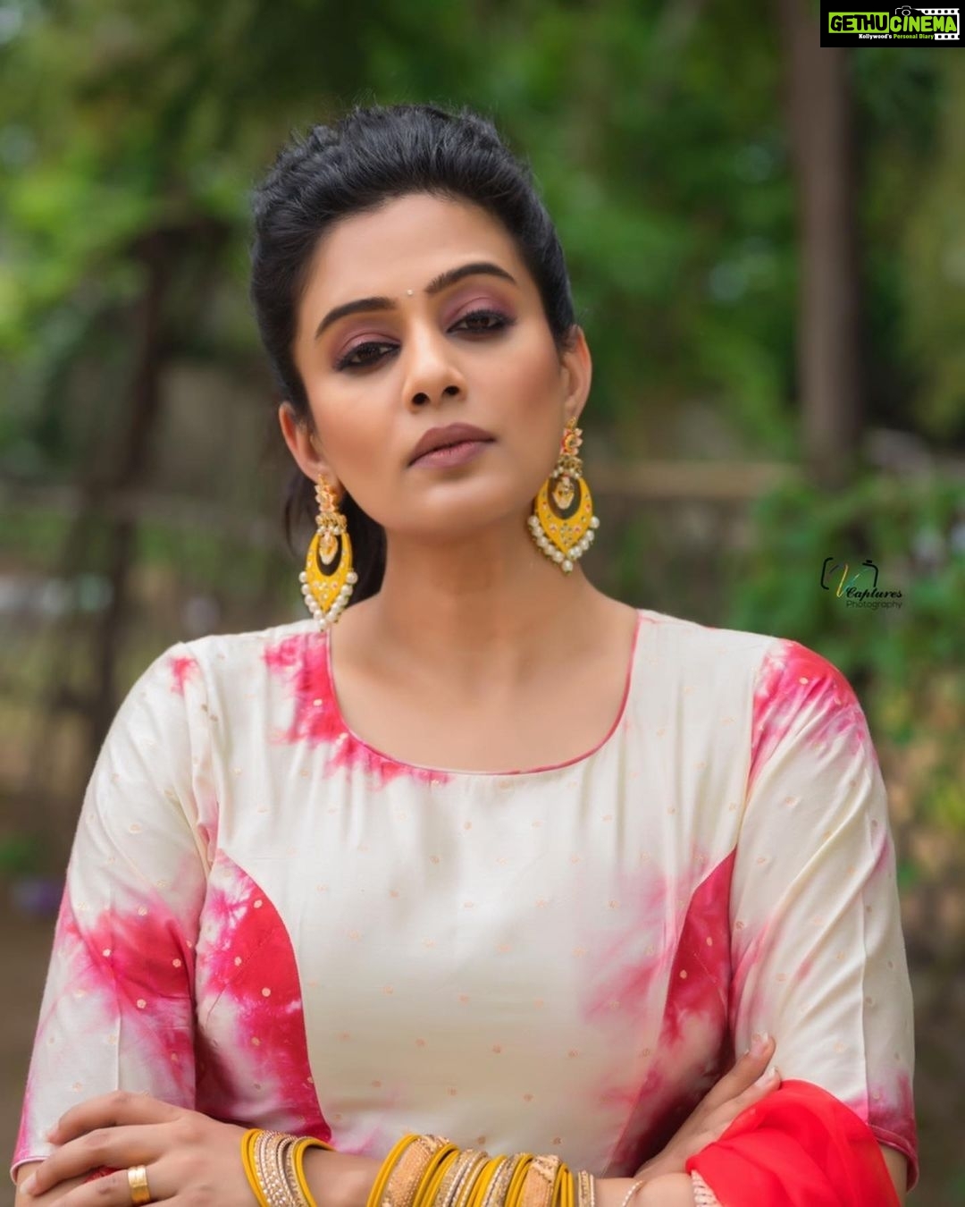Priyamani Instagram - Be strong but not rude Be kind but not weak Be humble not timid Be proud but not arrogant Outfit : @rivaajclothing Managed by : @viralmantra Earrings: @kultureposh Styling: @mehekshetty ❤️❤️❤️ Pictures : @v_capturesphotography Makeup: @pradeep_makeup Hairstylist: @shobhahawale Personal assistant: @kakarla.p #etv #dheekingsvsqueens #loveyourself #lovemyjob