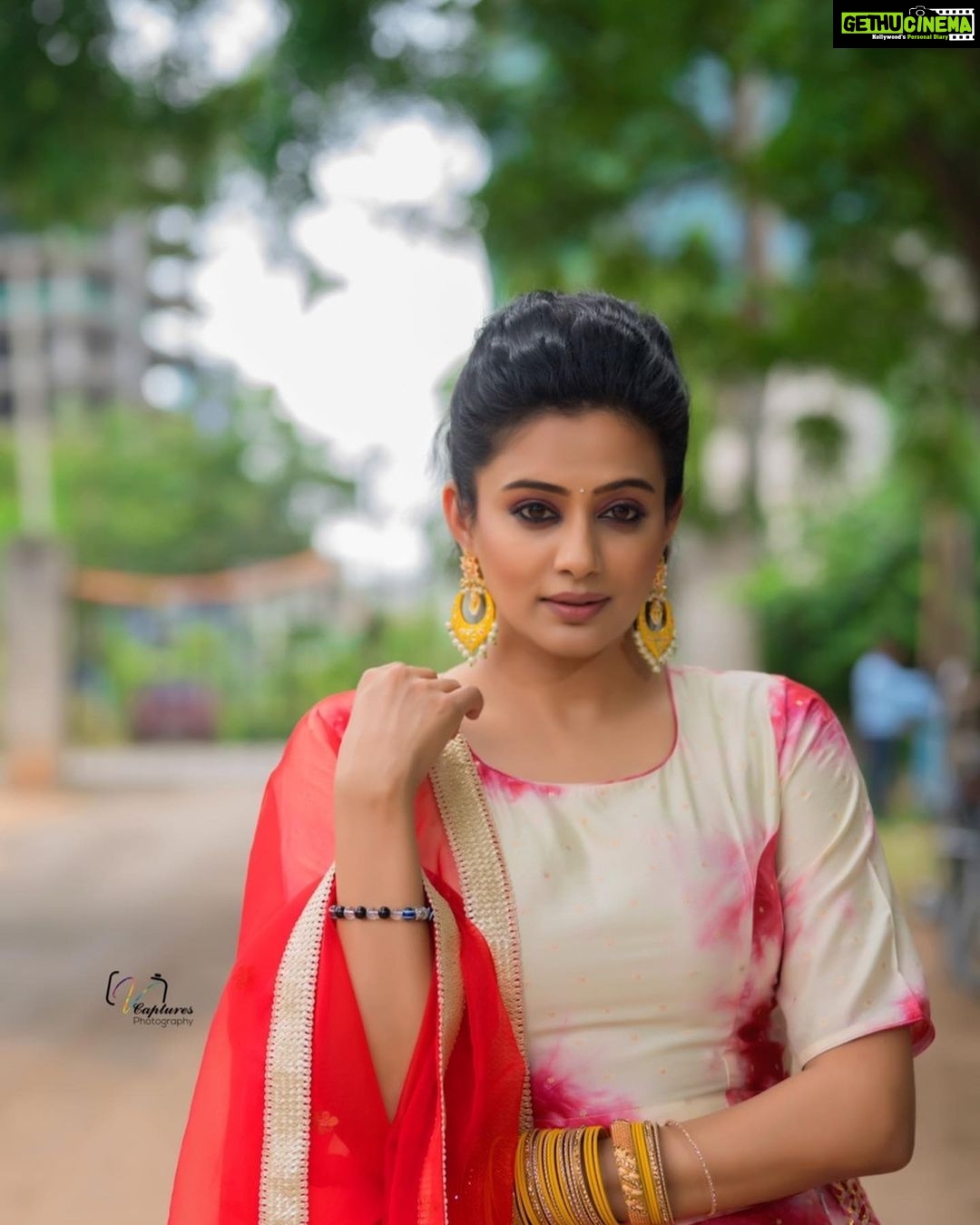 Priyamani Instagram - Be strong but not rude Be kind but not weak Be humble not timid Be proud but not arrogant Outfit : @rivaajclothing Managed by : @viralmantra Earrings: @kultureposh Styling: @mehekshetty ❤️❤️❤️ Pictures : @v_capturesphotography Makeup: @pradeep_makeup Hairstylist: @shobhahawale Personal assistant: @kakarla.p #etv #dheekingsvsqueens #loveyourself #lovemyjob