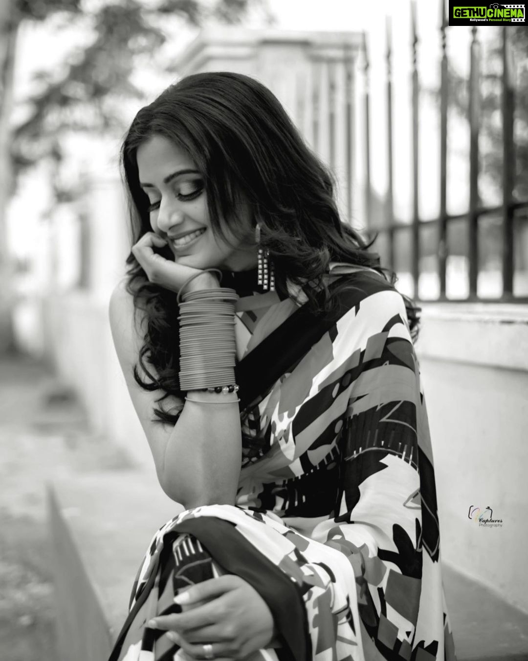Priyamani Instagram - Wear a saree….give them reason to stare ❤️❤️❤️❤️ Saree : @riminayakindia Managed by : @poppublishmedia Styled by : @mehekshetty ❤️❤️ MUH : @pradeep_makeup @shobhahawale Personal assistant : @kakarla.p #etv #dhee14 #brandnewseason #