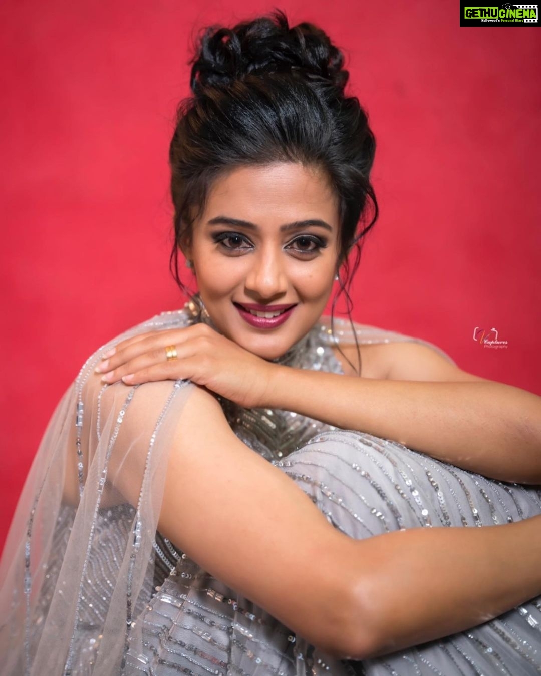 Priyamani Instagram - Don’t miss the ICONIC grand finale tonight with none other than the ICONIC star @alluarjunonline 🔥🔥🔥🔥 Outfit …. @megha_and_jigar Styling… @mehekshetty ❤️❤️ Pictures.. @v_capturesphotography MUH.. @pradeep_makeup @shobhahawale Personal assistant … @kakarla.p #etv #dheekingsvsqueens #grandfinale