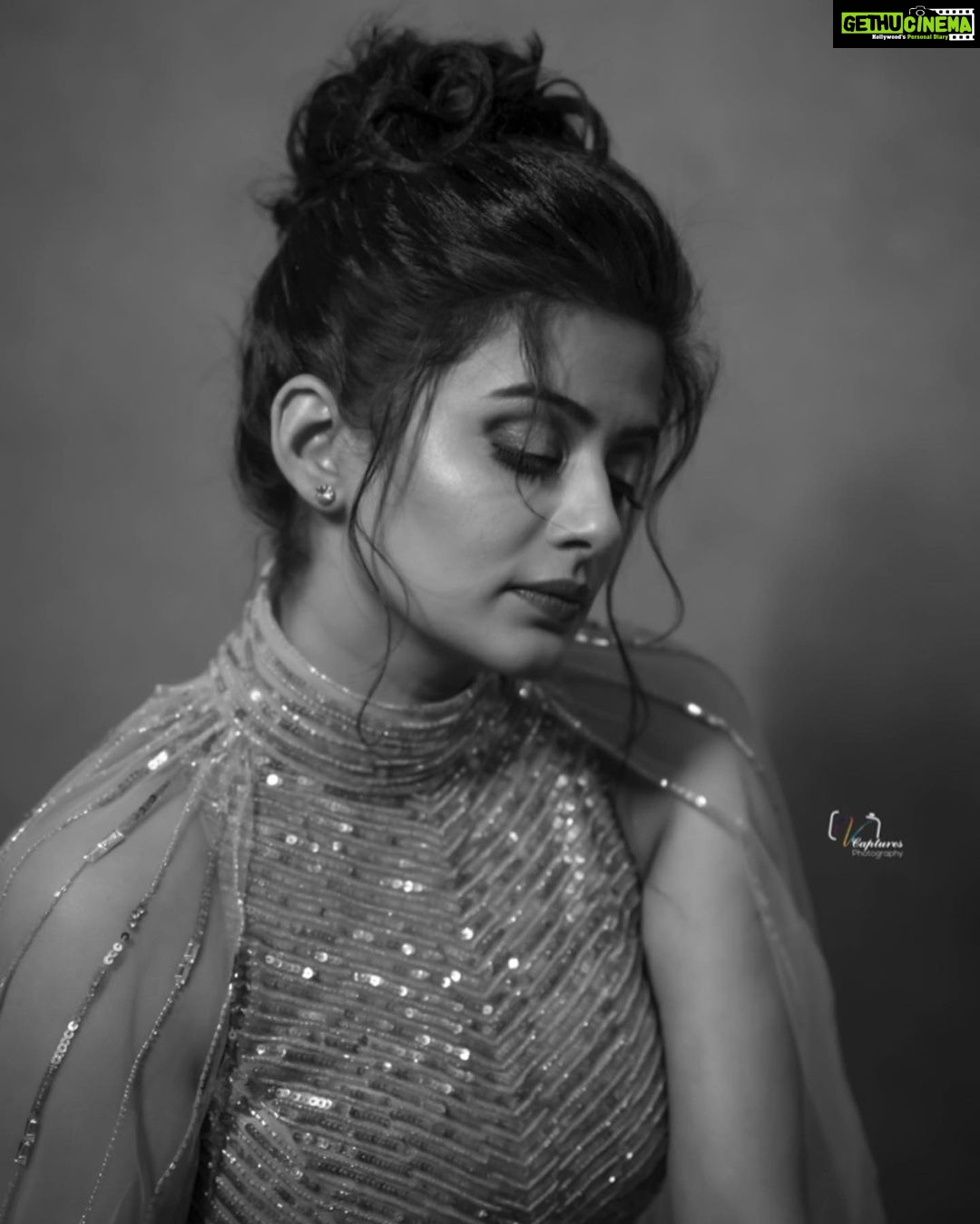 Priyamani Instagram - Don’t miss the ICONIC grand finale tonight with none other than the ICONIC star @alluarjunonline 🔥🔥🔥🔥 Outfit …. @megha_and_jigar Styling… @mehekshetty ❤️❤️ Pictures.. @v_capturesphotography MUH.. @pradeep_makeup @shobhahawale Personal assistant … @kakarla.p #etv #dheekingsvsqueens #grandfinale
