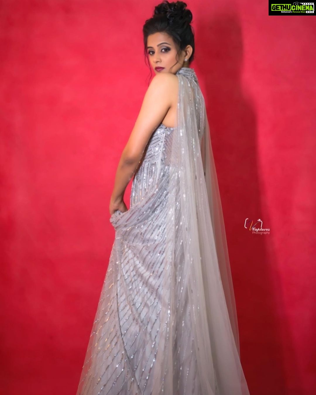 Priyamani Instagram - Don’t miss the ICONIC grand finale tonight with none other than the ICONIC star @alluarjunonline 🔥🔥🔥🔥 Outfit …. @megha_and_jigar Styling… @mehekshetty ❤️❤️ Pictures.. @v_capturesphotography MUH.. @pradeep_makeup @shobhahawale Personal assistant … @kakarla.p #etv #dheekingsvsqueens #grandfinale
