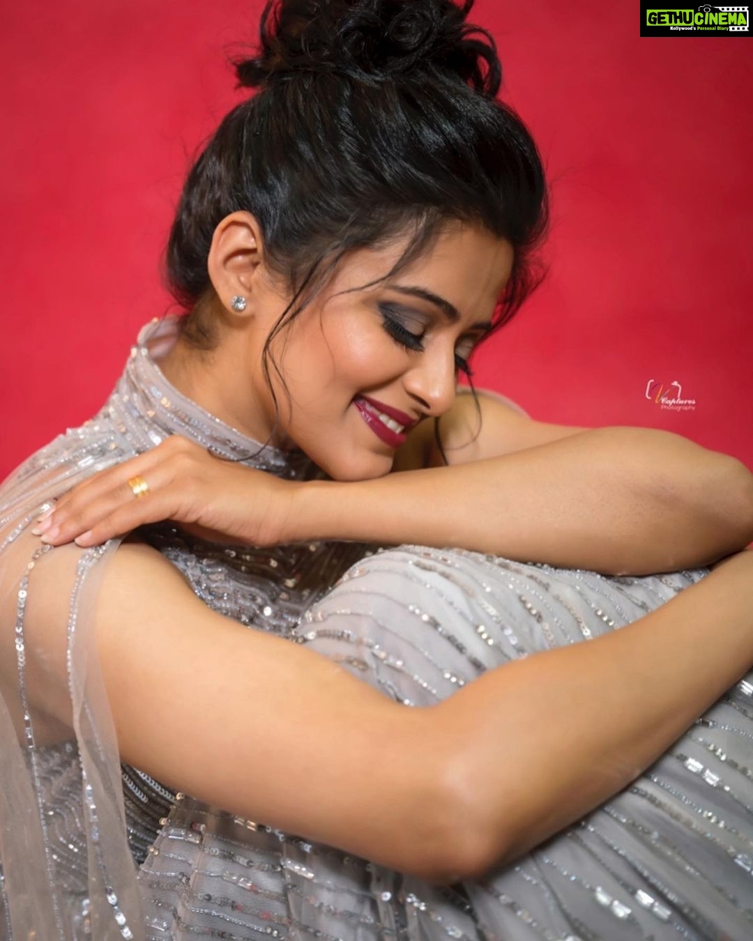 Priyamani Instagram - A beautiful appearance will last a few decades but a beautiful personality will last a lifetime …❤️❤️❤️ Outfit : @megha_and_jigar Managed by : @gideonalliance Styled by : @mehekshetty ❤️❤️ Pictures : @v_capturesphotography ❤️❤️ MUH : @pradeep_makeup @shobhahawale Personal assistant : @kakarla.p #etv #dheekingsvsqueens #grandfinale #dontmissthis #loveyourself #lovemyjob