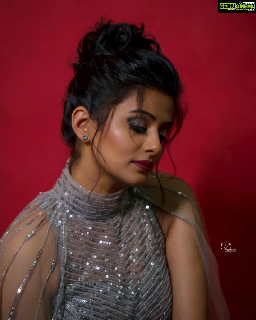 Priyamani Instagram - A beautiful appearance will last a few decades but a beautiful personality will last a lifetime …❤️❤️❤️ Outfit : @megha_and_jigar Managed by : @gideonalliance Styled by : @mehekshetty ❤️❤️ Pictures : @v_capturesphotography ❤️❤️ MUH : @pradeep_makeup @shobhahawale Personal assistant : @kakarla.p #etv #dheekingsvsqueens #grandfinale #dontmissthis #loveyourself #lovemyjob