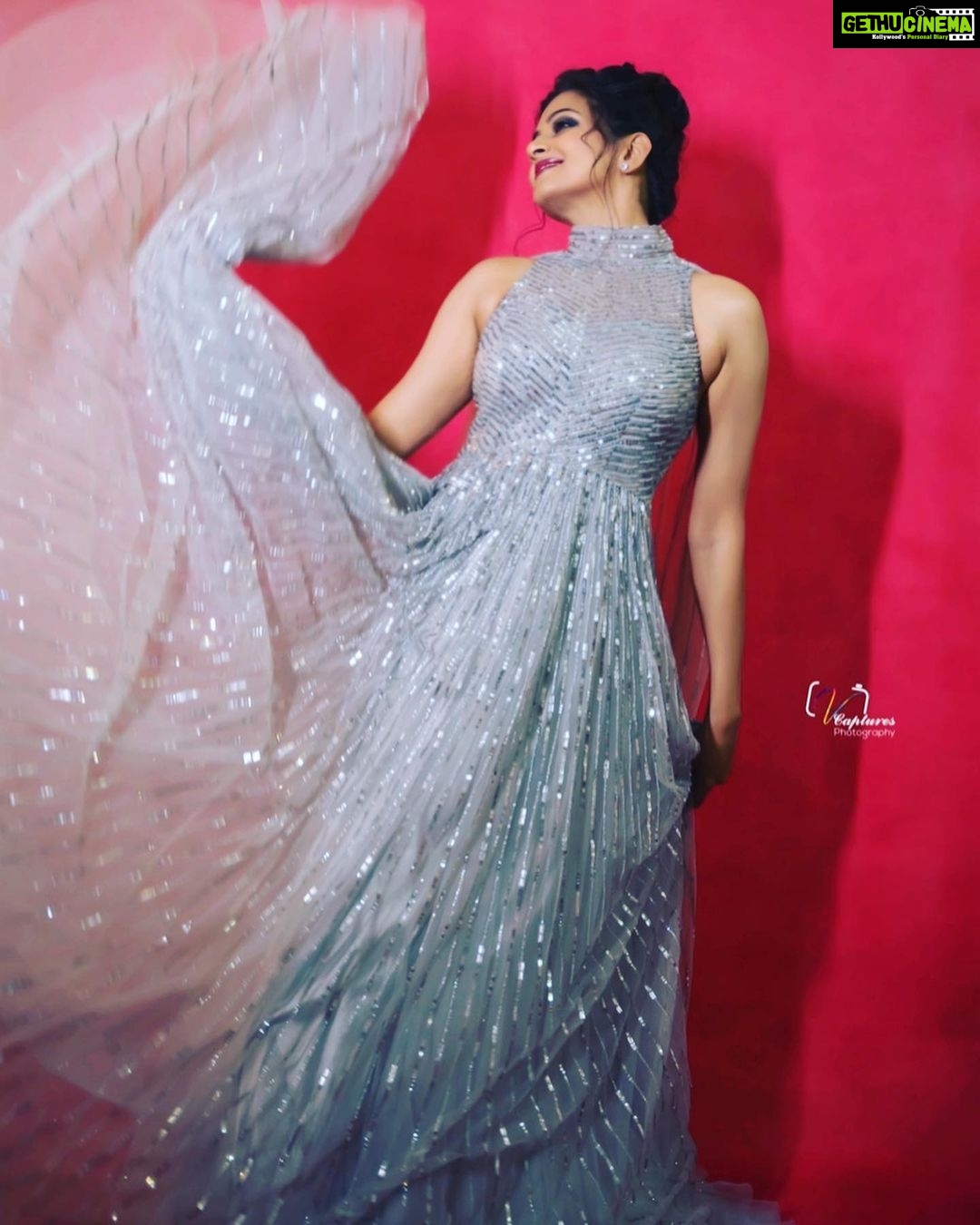 Priyamani Instagram - A beautiful appearance will last a few decades but a beautiful personality will last a lifetime …❤️❤️❤️ Outfit : @megha_and_jigar Managed by : @gideonalliance Styled by : @mehekshetty ❤️❤️ Pictures : @v_capturesphotography ❤️❤️ MUH : @pradeep_makeup @shobhahawale Personal assistant : @kakarla.p #etv #dheekingsvsqueens #grandfinale #dontmissthis #loveyourself #lovemyjob