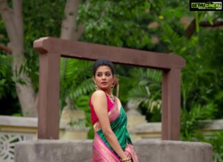 Priyamani Instagram - May the beauty and festivity of Diwali fill your home with happiness and joy 🪔🪔🪔 happy Diwali everyone Saree : @sacredweaves PR agency : @elysianhues Jewellery : @nacjewellers @stylorisilver Juthi : @kala.india PR : @vblitzcommunications Styling : @mehekshetty ❤️❤️ Pictures : @v_capturesphotography HMU : @pradeep_makeup @shobhahawale Personal assistant : @kakarla.p #etv #happydiwali🎉 #dontmissout‼️ #