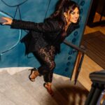 Priyanka Chopra Instagram - And that’s a wrap!@thematrixmovie 🖤 Re-Enter the Matrix 12.22.21 #MatrixResurrections Style by: @luxurylaw Makeup: @yumi_mori Hair: @daniellepriano 📸: @hunterabrams New York City, N.Y.