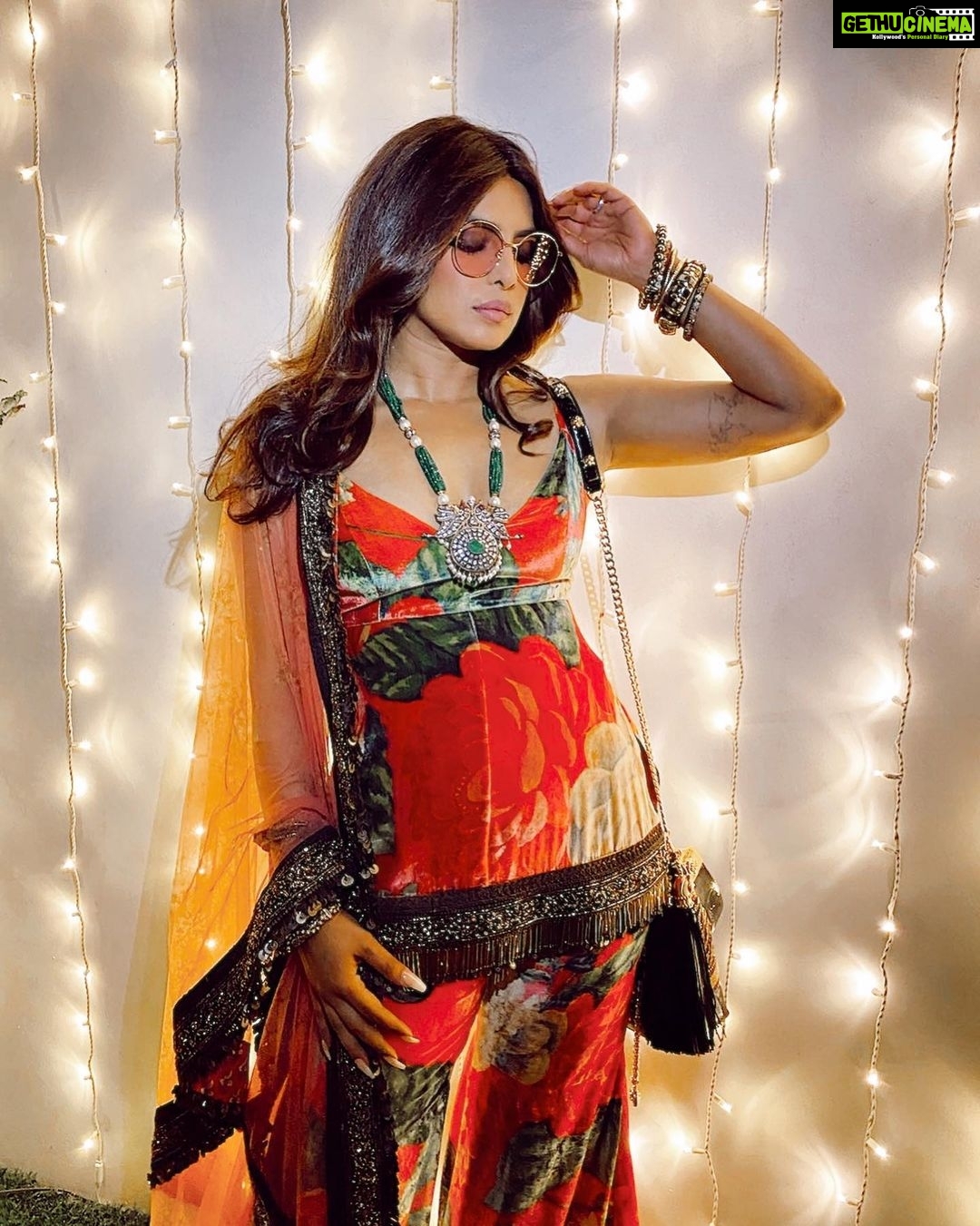 Priyanka Chopra Instagram - What makes Lilly SINGH the perfect host and dost? She’s a fellow PUNJABI 😜 What an epic end to this year’s Diwali celebrations! Thank you @lilly for such an amazing evening! ♥️ Makeup: @missjobaker Hair: @bridgetbragerhair Outfit: @sabyasachiofficial Styling: @stylebyami Los Angeles, California