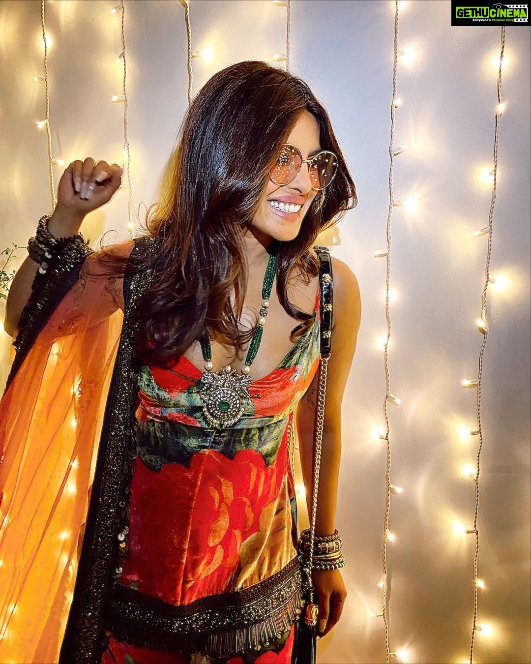 Priyanka Chopra Instagram - What makes Lilly SINGH the perfect host and dost? She’s a fellow PUNJABI 😜 What an epic end to this year’s Diwali celebrations! Thank you @lilly for such an amazing evening! ♥️ Makeup: @missjobaker Hair: @bridgetbragerhair Outfit: @sabyasachiofficial Styling: @stylebyami Los Angeles, California