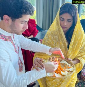 Priyanka Chopra Instagram - या देवी सर्वभूतेषु लक्ष्मी रूपेण संस्थिता। नमस्तस्यै नमस्तस्यै नमस्तस्यै नमो नमः

With the blessings of Goddess Mahalakshmi we invite Her grace and abundance into our home.
Happy Diwali 🪔

📸 @maneeshkgoyal