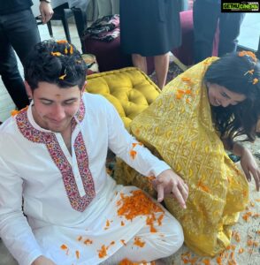 Priyanka Chopra Instagram - या देवी सर्वभूतेषु लक्ष्मी रूपेण संस्थिता। नमस्तस्यै नमस्तस्यै नमस्तस्यै नमो नमः

With the blessings of Goddess Mahalakshmi we invite Her grace and abundance into our home.
Happy Diwali 🪔

📸 @maneeshkgoyal