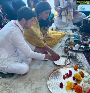 Priyanka Chopra Instagram - या देवी सर्वभूतेषु लक्ष्मी रूपेण संस्थिता। नमस्तस्यै नमस्तस्यै नमस्तस्यै नमो नमः

With the blessings of Goddess Mahalakshmi we invite Her grace and abundance into our home.
Happy Diwali 🪔

📸 @maneeshkgoyal
