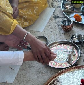 Priyanka Chopra Instagram - या देवी सर्वभूतेषु लक्ष्मी रूपेण संस्थिता। नमस्तस्यै नमस्तस्यै नमस्तस्यै नमो नमः

With the blessings of Goddess Mahalakshmi we invite Her grace and abundance into our home.
Happy Diwali 🪔

📸 @maneeshkgoyal