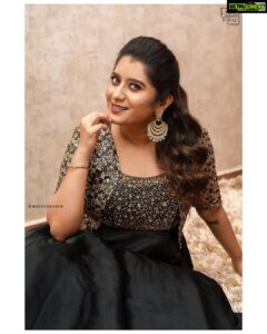 Priyanka Deshpande Instagram - Call me Queen Bee 👸 
.
.
📸: @maheshwarun.photography 💛
Outfit: @anjushankarofficial 💛
MUA: @artistrybyolivia 💛
Hairstylist: @krishna_hairstylist💛 
Accessories: @rimliboutique 💛